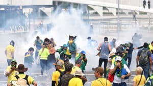 Tilhængere af Brasiliens tidligere præsident Jair Bolsonaro er søndag stødt sammen med politi, der bruger tåregas for at få dem væk fra det område ved parlamentsbygningen i hovedstaden Brasilia, hvor de er trængt ind. Foto: Evaristo Sa/Ritzau Scanpix