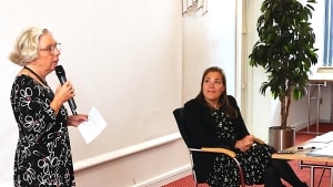 May-Brit Horst fra Nakskov holder oplæg, når social- og ældreminister Astrid Krag (til højre) holder borgermøde om fremtidens ældrepleje. Foto: Flemming Keith Karlsen
