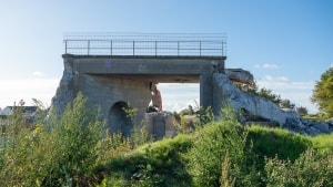 Inden længe er viadukten fra 1942 fortid ved Banestien i Toreby og Flintinge, men det har taget lang tid at få cementblokken brudt ned. Foto: Tage Jensen