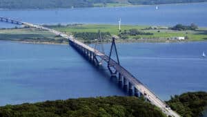Farøbroerne, der forbinder Falster og Sjælland, skal opgraderes, og det sker i 2022 og 2023. Det oplyser Vejdirektoratet, som står for arbejdet med at skifte slidlag, male broens underside og renovere broens lejer. Foto: Anders Knudsen/arkiv