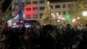 Julemanden blev hejst op i brandvæsenets stigevogn - og talte ned sammen med de mange fremmødte på Torvet i Nykøbing. Foto: Lars Hovgaard