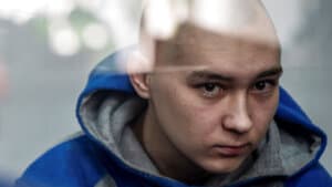Den 21-årige russer sidder i et glasbur under retssagen, hvor han er anklaget for krigsforbrydelser. Han erkender sig skyldig. Foto: Stringer/Reuters