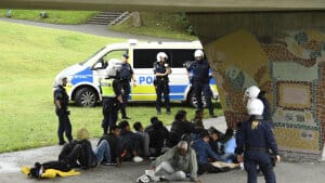 20 mennesker står til udvisning fra Sverige efter uroligheder ved en festival i det nordlige Stockholm torsdag. Foto: 12046 Oscar Olsson/ Tt/Ritzau Scanpix