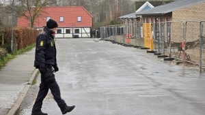 Politiet afspærrede i forbindelse med efterforskningen blandt andet et område ved Skolegade i Sakskøbing. Foto: Presse-fotos.dk