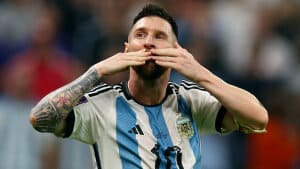 Lionel Messi har i løbet af VM-slutrunden vist en side af sig selv, som sjældent er set offentligt. I Argentina elsker man den side af ham, og det rykker ham tættere på den status, som Diego Maradona har i argentinernes hjerter. (Arkivfoto). Foto: Kai Pfaffenbach/Reuters
