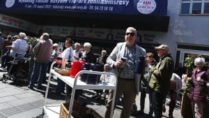 Revydirektør Mickey Pless var sammen med resten af revyholdet klar med frisk kaffe til de mange pensionister, der tålmodigt havde stillet sig i kø for at få billetter til forpremieren 6. juni. Foto: Jan Knudsen