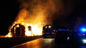 Natten til lørdag brød 200 halmballer i brand på Lolland. Sagen efterforskes som en forsætlig brandstiftelse. Foto: Lars Dalsig