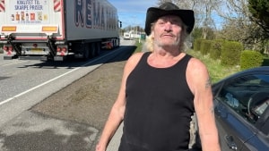 Billy Kvich har boet langs Rute 9 i 25 år. Trafikstøjen er blevet værre, så han glæder sig til en omfartsvej. Foto: Anna C. Møhl