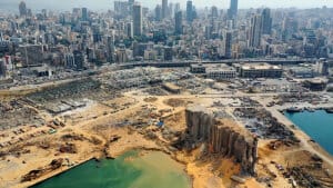 Billedet her viser havnen i Beirut og delvist krateret fyldt med vand efter eksplosionen tirsdag.
 Foto: -/Ritzau Scanpix