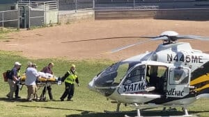Salman Rushdie blev bragt til hospitalet i en helikopter, efter at han fredag blev angrebet i den amerikanske delstat New York. Foto: Uncredited/Ritzau Scanpix