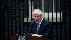 Boris Johnson bekræfter i en tale ved Downing Street 10 torsdag, at han stopper som partileder for Det Konservative Parti og som premierminister. Foto: Peter Nicholls/Reuters
