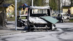 Natten til mandag opstod igen uro i Malmø-bydelen Rosengård. Flere biler blev brændt af. Foto: 50090 Johan Nilsson/Tt/Ritzau Scanpix