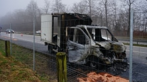 En varevogn er helt udbrændt efter uheld på Sydmotorvejen nær Bårse. Foto: Presse-fotos.dk