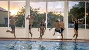 Pool party som dette i Rødby Svømmehal vil fortsat kræve en del tilsynsførende voksne med underviserprøve eller endda livredderprøve. Foto: Ingrid Riis