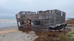 Strandbaren her på sydkysten af øen Femern blev hårdt medtaget af stormfloden. Turistbureauet Tourismus-Service Fehmarn anslår, at der skete skader for millioner på Femern. Foto: Tourismus-Service Fehmarn, Sina Schweyer