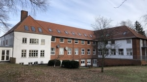 Lolland Højskole får først adgang til bygningerne i Søllested, når Thomas Fabienke overtager ejerskabet, det sker 1. juli. Privatfoto