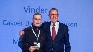 Casper Bjørn Christensen (til venstre) sammen med tidligere statsminister Poul Nyrup Rasmussen på scenen efter sejren. Foto: SkillsDenmark