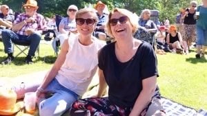 Marianne Winther og Dorte Sommer havde sammen med deres ægtefæller taget turen fra Nykøbing til Christianssæde Slot og Whitsun Festival. Foto: Ingrid Riis