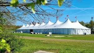 Sådan ser det store telt ud, som på fredag skal danne ramme om Guldborgsund Kommunes sommerfest for medarbejderne. Foto: Claus Hansen