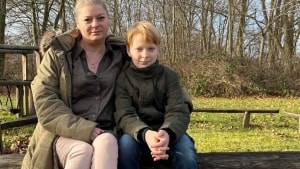 Sheena Aastrøm har fire børn, der går på Horslunde Realskole - blandt andet 12-årige Midas, hun er sammen med på billedet. Privatfoto
