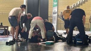 Forfatteren Salman Rushdie ligger på en scene i New York, efter en mand har slået eller stukket ham ned. Foto: Joshua Goodman/Ritzau Scanpix