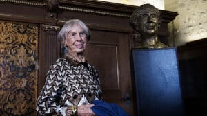 Lise Nørgaard, der her ses i 2017 foran en bronzebuste af sig selv, kunne gennem 105 år opleve den verden. som hun levede af at beskrive, ændre sig drastisk. (Arkivfoto). Foto: Liselotte Sabroe/Ritzau Scanpix