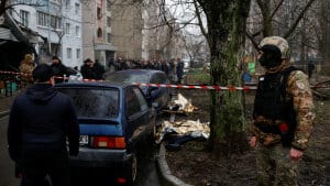 Mindst 14 er dræbt og op mod 30 andre blev kvæstet, da en helikopter onsdag styrtede ned ved en vuggestue og en boligblok i byen Brovary - en forstad til den ukrainske hovedstad, Kyiv. Tre regeringsmedlemmer og et enkelt barn er blandt de omkomne. Foto: Valentyn Ogirenko/Reuters
