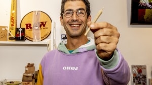 Skal du være med på en ryger? Cutter Merhi delte joints - som han kalder røgelsespinde - ud til de førte 200 kunder i Hampebutikken, der sælger medicinsk cannabis. Foto: Ingrid Riis.