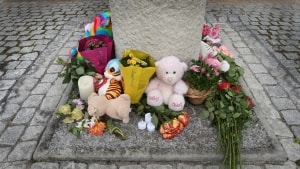 Efter at det i september 2022 var kommet frem, at den lille pige var død af sine mange kvæstelser, lagde folk blomster ved statuen Pelikanen i Holeby. Arkivfoto: Jan Knudsen