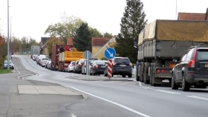 Lastbiler og biler snegler sig gennem Nørreballe. Arkivfoto: Claus Hansen