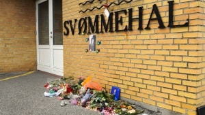 Ved indgangen til Rødby Svømmehal blev der blomster og håndskrevne hilsner fra klassekammerater efter drukneulykken. Foto: Martin S. Poulsen