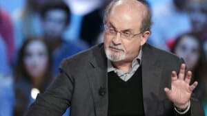 Den britisk-indiske forfatter Salman Rushdie er fredag angrebet i New York. Forfatteren har levet med dødstrusler, siden han i 1988 udgav boget 
