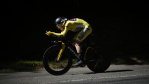 Jonas Vingegaard er millimeter fra den samlede sejr i Tour de France. Foto: Daniel Cole/Ritzau Scanpix