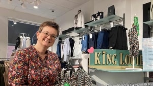 Tøjbutikken Hos Lohse lever videre i Nygade i Nakskov med Karina Lohse og hendes partner og den nye ejer af butikken Bjarne Meincke Rasmussen. Arkivfoto: Lisbeth Rasmussen