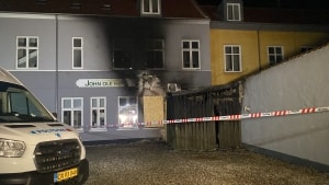 Fire beboere måtte evakueres fra en ejendom i Tværgade, hvor der var ild i et skur i en baggård. Foto: Presse-fotos.dk