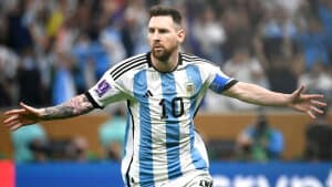 Argentinas stjernespiller Lionel Messi kunne fejre åbningsmålet efter et straffespark mod Frankrig i VM-finalen. Senere scorede han også i den forlængede spilletid samt i straffesparkskonkurrencen. Foto: Franck Fife/Ritzau Scanpix
