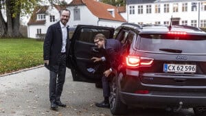 Venstres formand, Jakob Ellemann-Jensen, ankommer til Marienborg sammen med finansordfører Troels Lund Poulsen (V). Foto: Ólafur Steinar Rye Gestsson/Ritzau Scanpix