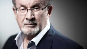 Forfatter Salman Rushdie har levet med trusler mod sit liv siden 1989, hvor præstestyret i Iran udstedte en dødsdom mod ham i form af en fatwa og opfordrede til, at han blev slået ihjel. Årsagen var Rushdies bog 