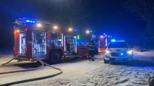 Brandvæsenet måtte arbejde i over 11 timer for at få slukket branden i laden i Errindlev på Lolland. Foto: Presse-fotos.dk