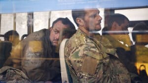 Ukrainske soldater blev tirsdag fragtet til en tidligere straffelejr i det østlige Ukraine, hvor prorussiske separatister sidder på magten. Foto: Alexei Alexandrov/Ritzau Scanpix