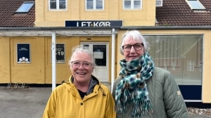 Jeanette Braun (til venstre) og Gitte Arvegaard er blandt de lokale, der har arbejdet i tre år på at åbne købmandsbutik i Bandholm. Foto: Anna C. Møhl
