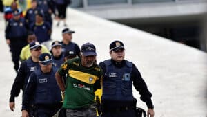Anholdte Bolsonaro-tilhængere udenfor det brasilianske præsidentpalads søndag, efter at politiet har genvundet kontrollen. Foto: Ueslei Marcelino/Reuters