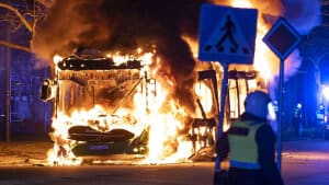 Natten til søndag blev en bus blandt andet stukket i brand under uroligheder i Malmø-bydelen Rosengård. Foto: 50090 Johan Nilsson/Tt/Ritzau Scanpix