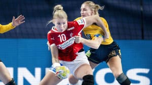 Lysten til at tackle igennem på de svenske spillere var ikke blevet mindre for Kathrine Heindahl, efter hun havde set de svenske spilleres kommentarer om det danske hold forud for kampen. Foto: Liselotte Sabroe/Ritzau Scanpix