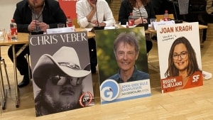 Her ses Chris Veber (til venstre) i sidste efterårs valgkamp, hvor der i denne situation også var debat sammen med opstillede til regionalrådsvalget. Arkivfoto: Andreas Johansen