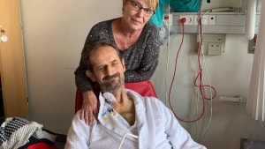 Peter to til tre dage efter operationen på Rigshospitalet sammen med sin kone Charlotte. Privatfoto