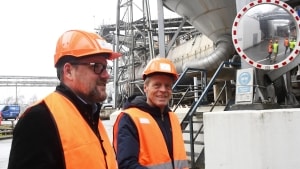 I januar 2020 besøgte René Christensen (til venstre) sammen med Lennart Damsbo-Andersen og resten af Kaffeklubben sukkerfabrikken i Nykøbing. Nu frygter René Christensen, at den høje CO2-afgift, regeringen foreslår, kan føre til, at sukkerfabrikkerne lukker. Foto: Anders Knudsen