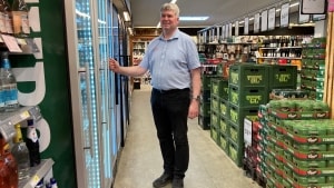 Et oplagt sted at spare på strømmen er på køleskabe til øl og sodavand. For købmanden på Lupintorvet, Jesper Tang Pedersen, er det det mest oplagte sted at spare. Foto: Anne Katrine Petersen