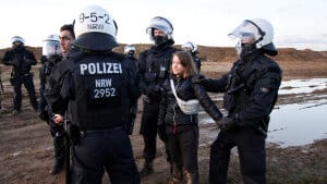Tirsdag er den svenske klimaaktivist Greta Thunberg igen blevet ført bort fra en demonstration af tysk politi. Foto: Wolfgang Rattay/Reuters