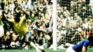 Pelé var ikke til stoppe, fortæller Sepp Piontek. Her har Pelé scoret ved VM i 1970. (Arkivfoto). Foto: Action Images / Sporting Picture/Ritzau Scanpix